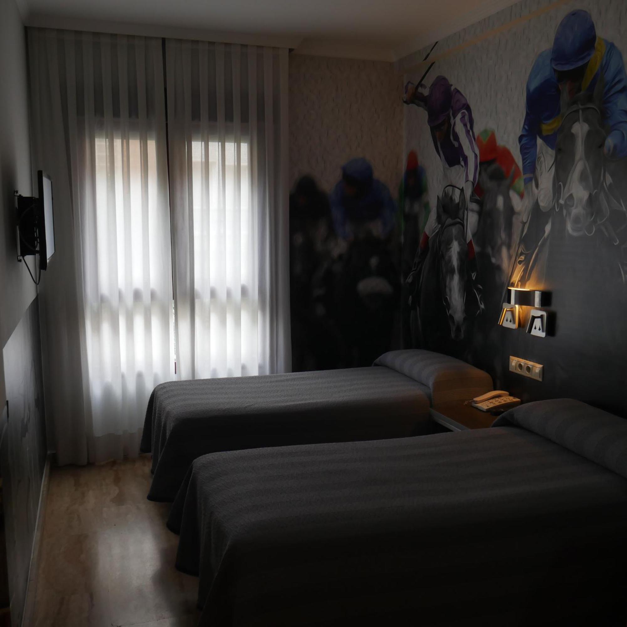 Hostal 4C Cuatro Caminos Madrid Esterno foto